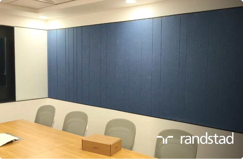 Blue acoustic wall panelling in a Randstad meeting room, by UniVicoustic